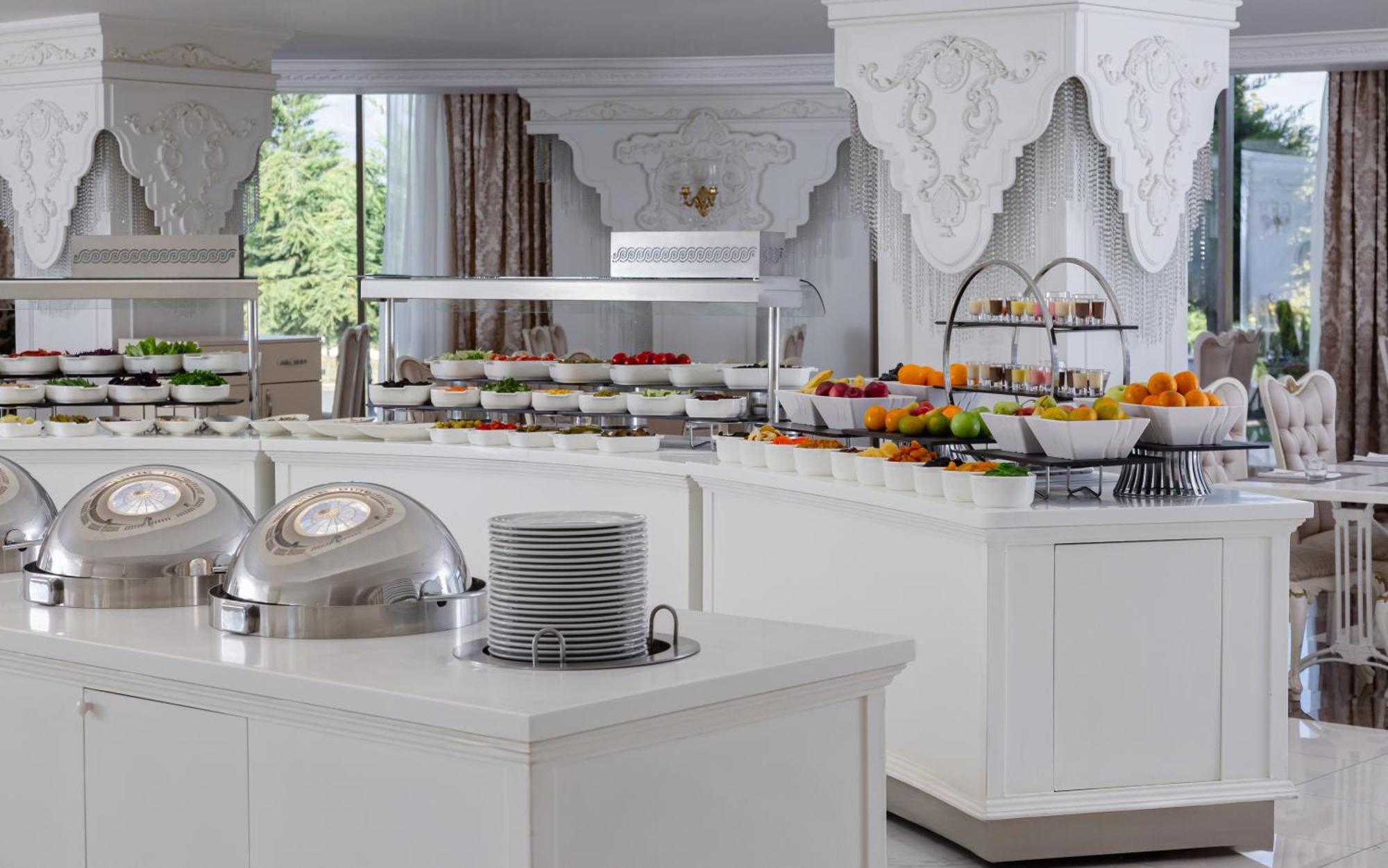 Shamakhi Palace Sharadil Шередил Экстерьер фото A buffet at a hotel