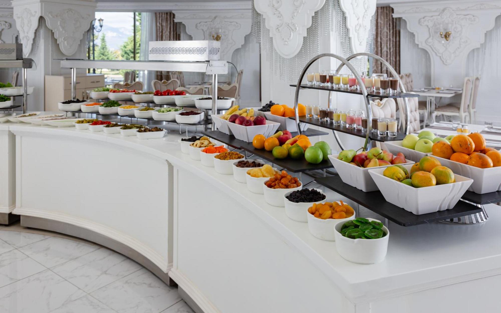Shamakhi Palace Sharadil Шередил Экстерьер фото A buffet at a hotel