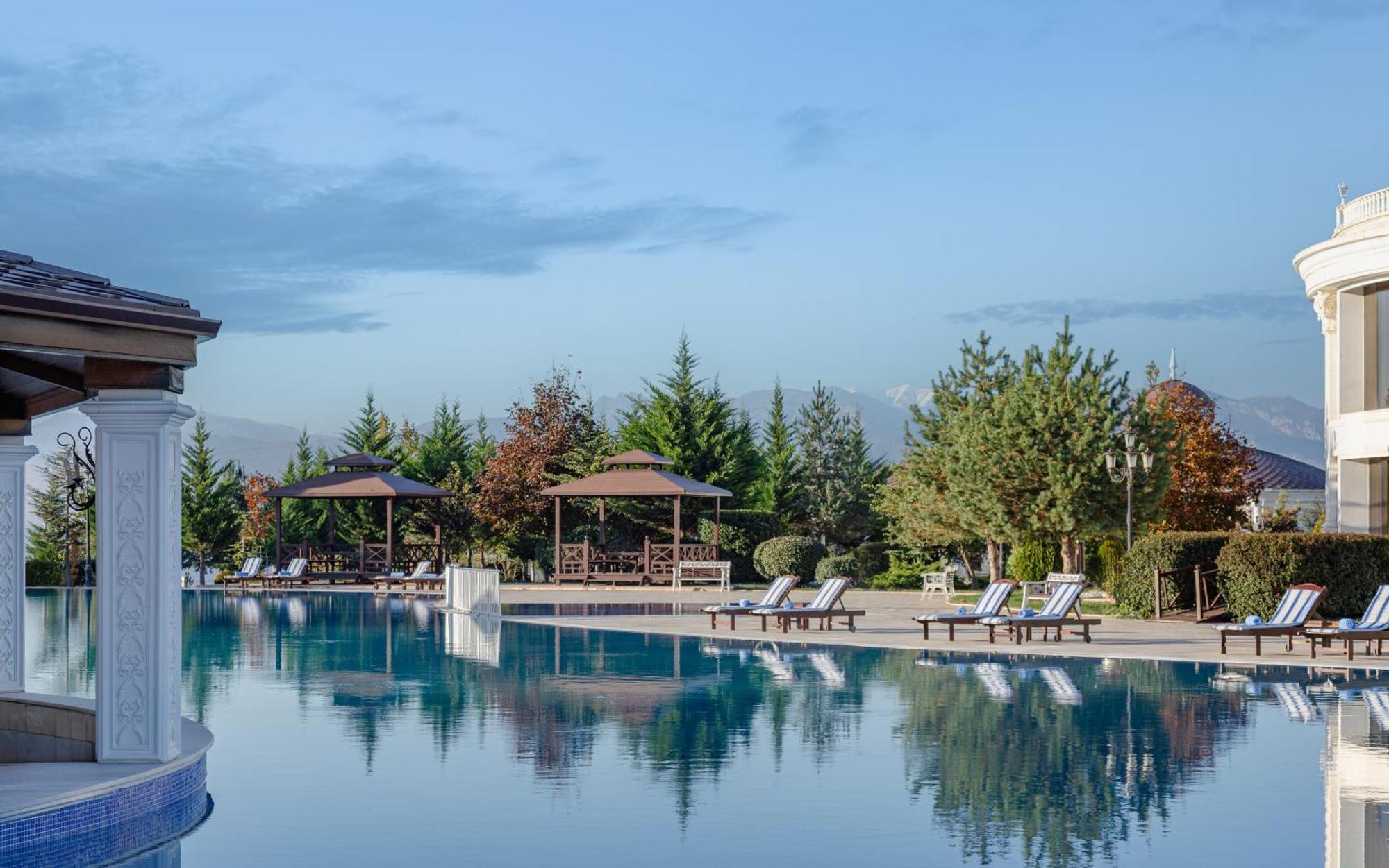 Shamakhi Palace Sharadil Шередил Экстерьер фото The swimming pool at the hotel