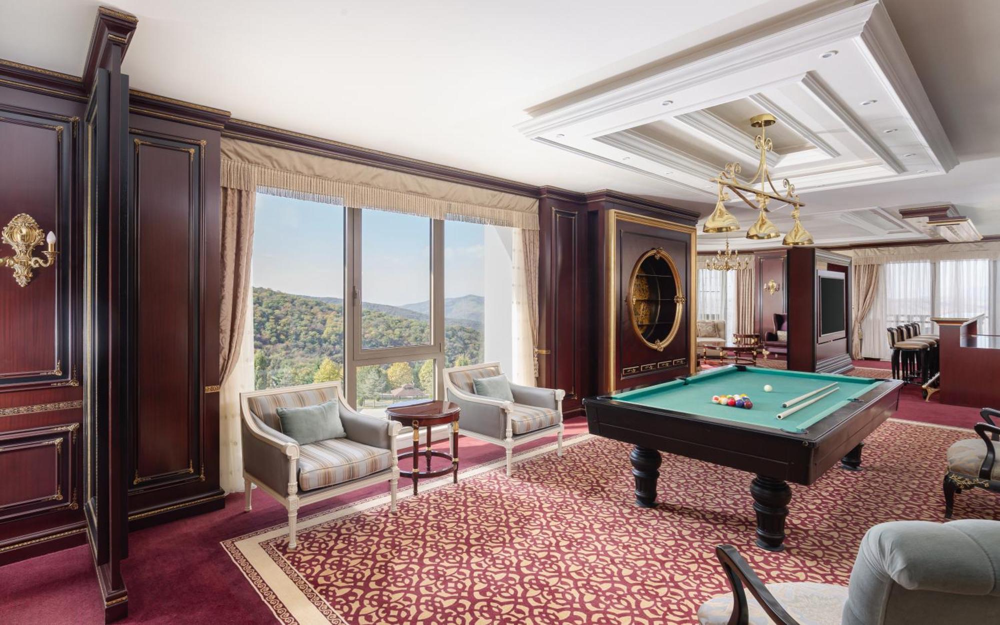 Shamakhi Palace Sharadil Шередил Экстерьер фото A pool table in a suite at the MGM Grand